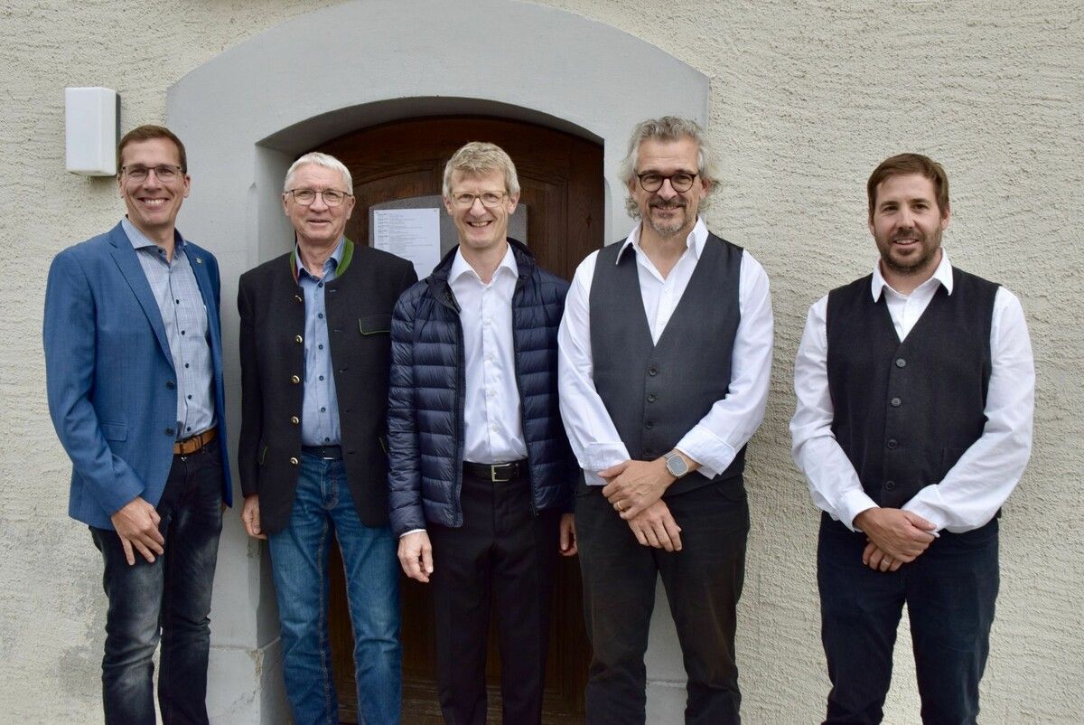Der Vandanser Bürgermeister Florian Küng (l.) und Montafoner-Resonanzen-Kurator Markus Felbermayer (2. v. l.) beglückwünschten Organist Martin Heini (M.), Klarinettist Dani Häusler (2. v. r.) und Akkordeonist Fränggi Gehrig zum Konzerterfolg.
              ⇒
              Gerhard Scopoli (3)