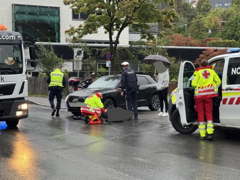 Der verletzte Mopedfahrer wurde noch vor Ort von den Rettungskräften erstversorgt, die genaue Unfallursache wird noch ermittelt.⇒VOL.AT/Waanders