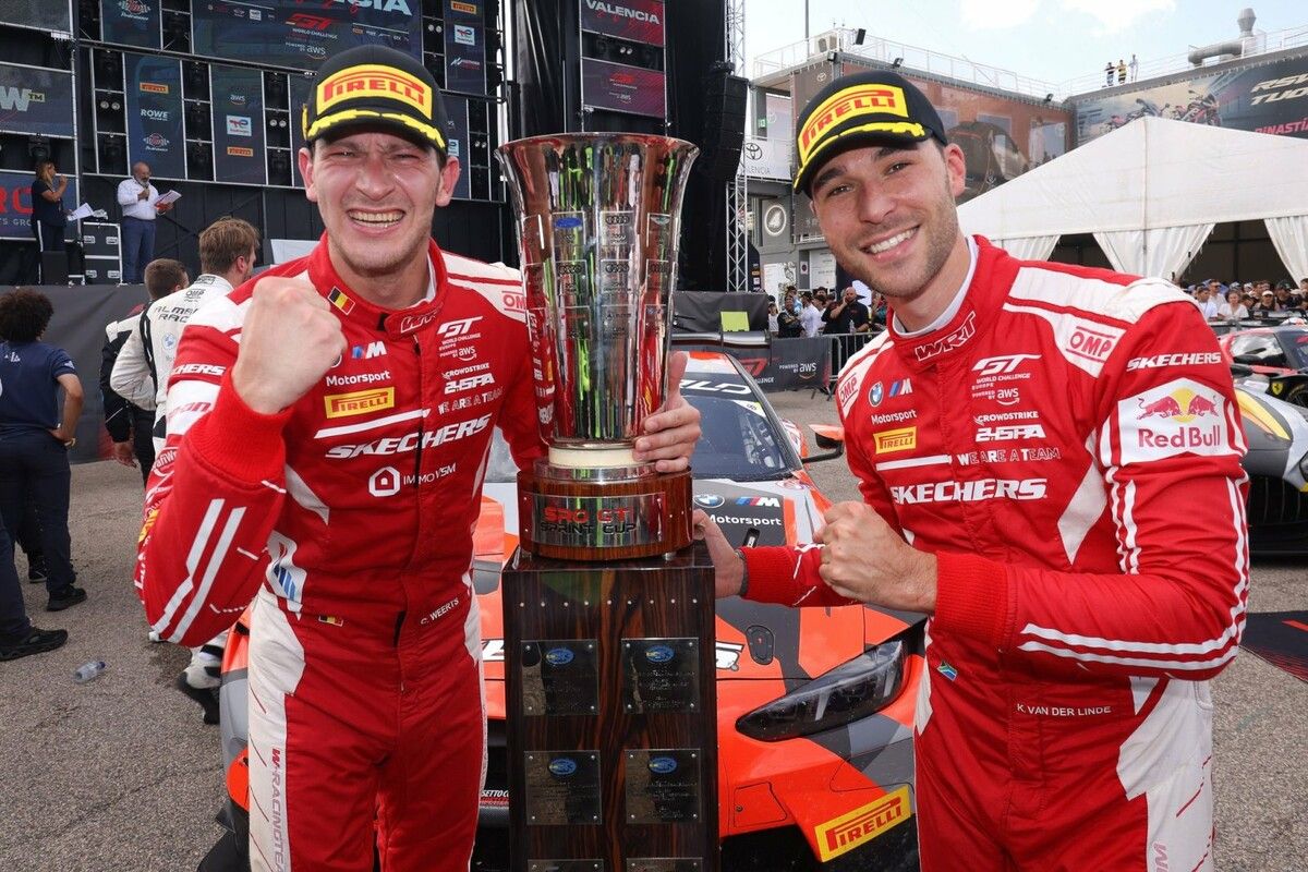 Der Wahl-Bregenzer Kelvin van der Linde (r.) und Teamkollege Charles Weerts präsentierten stolz den Siegerpokal in der GT World Challenge Europe.⇒NOGER