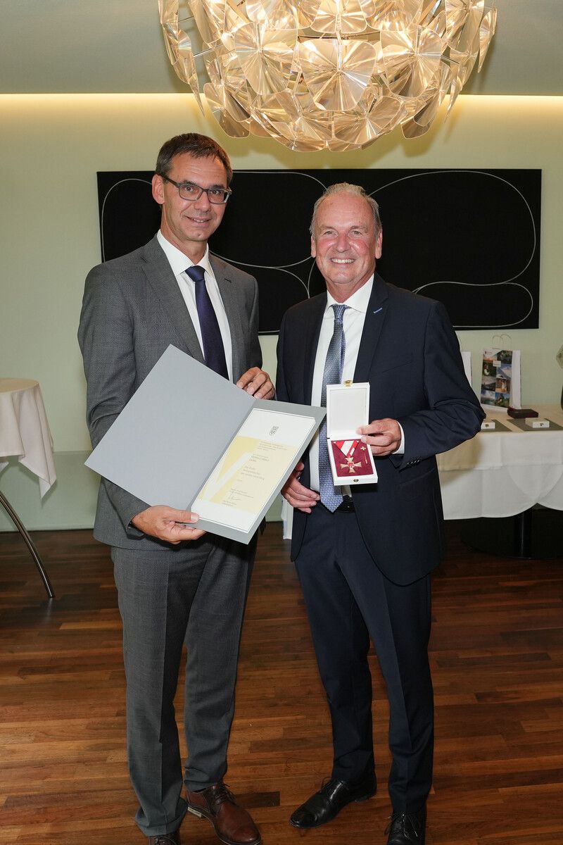 Die Altbürgermeister Reinhold Eberle (Gaißau, linkes Foto) und Andreas Haid (Mittelberg) wurden von LH Markus Wallner geehrt. ⇒VLK