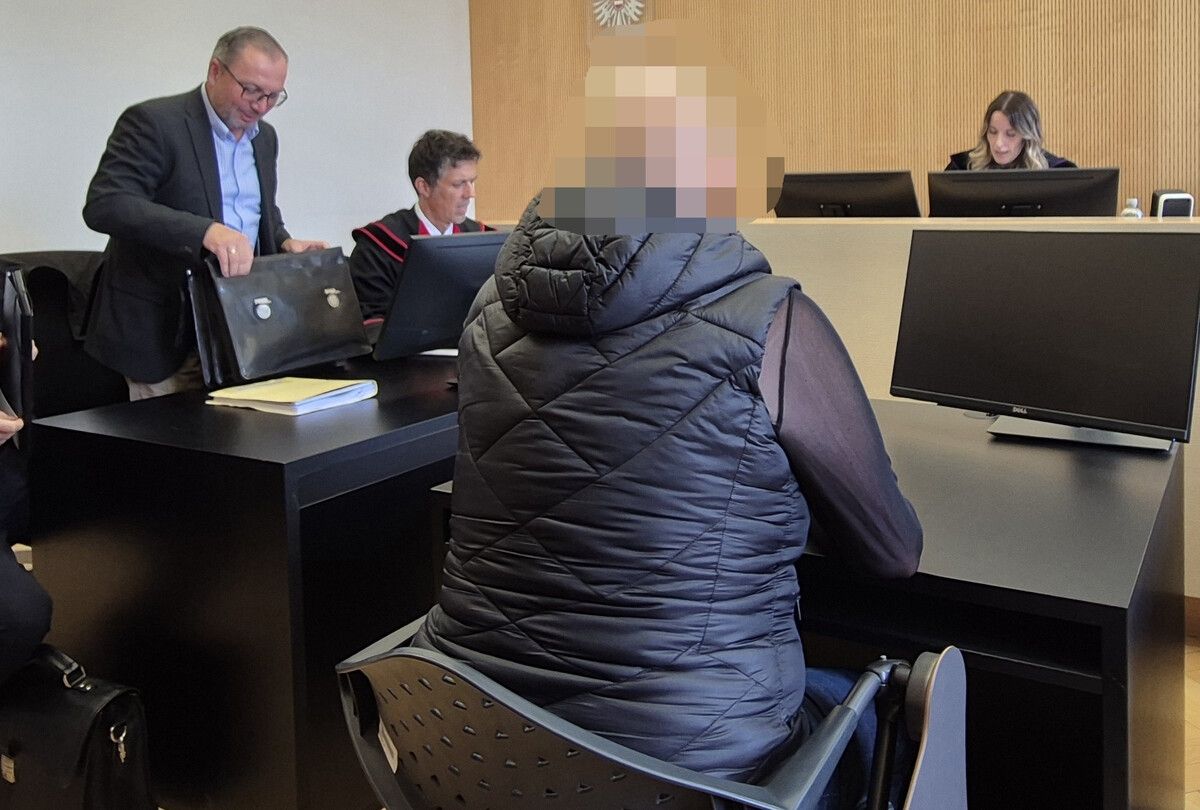 Die Angeklagte bei der Verhandlung vor Richterin Silke Wurzinger. ⇒Eckert