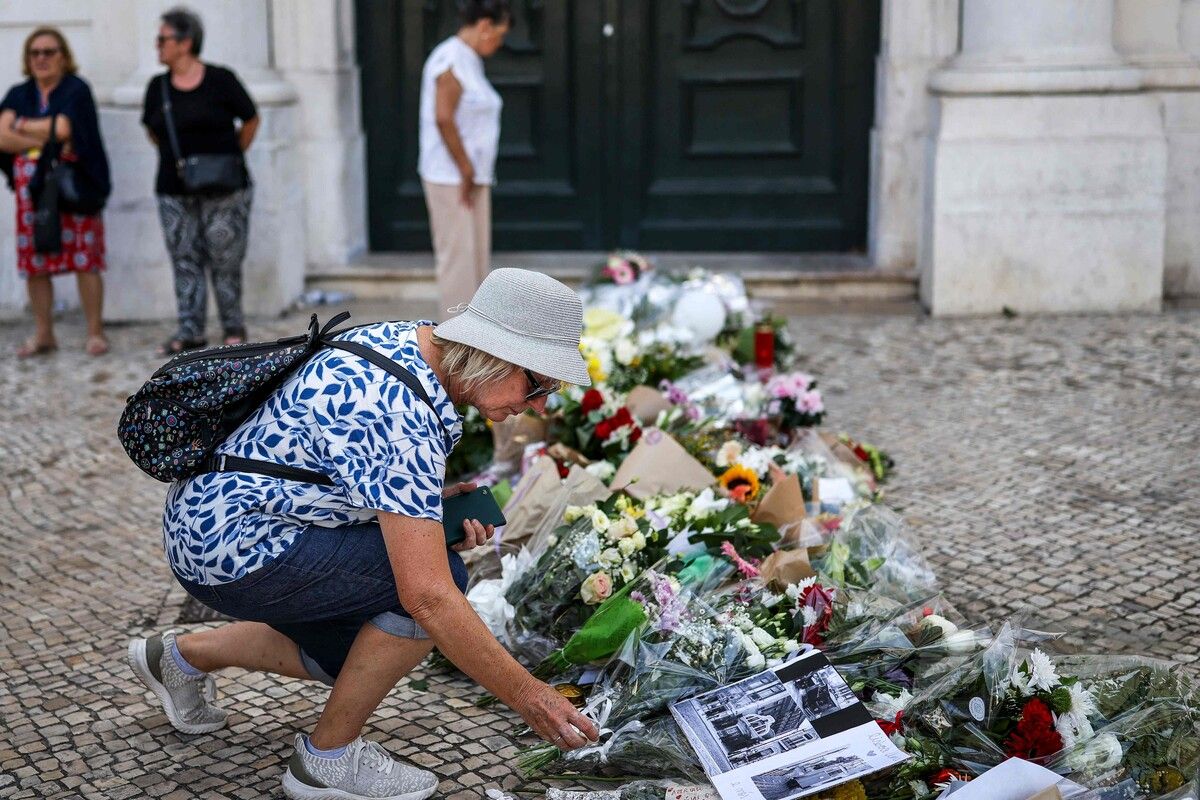 Die Anteilnahme am Unglücksort in Lissabon ist groß. Viele Menschen kommen, um Blumen niederzulegen. ⇒AFP