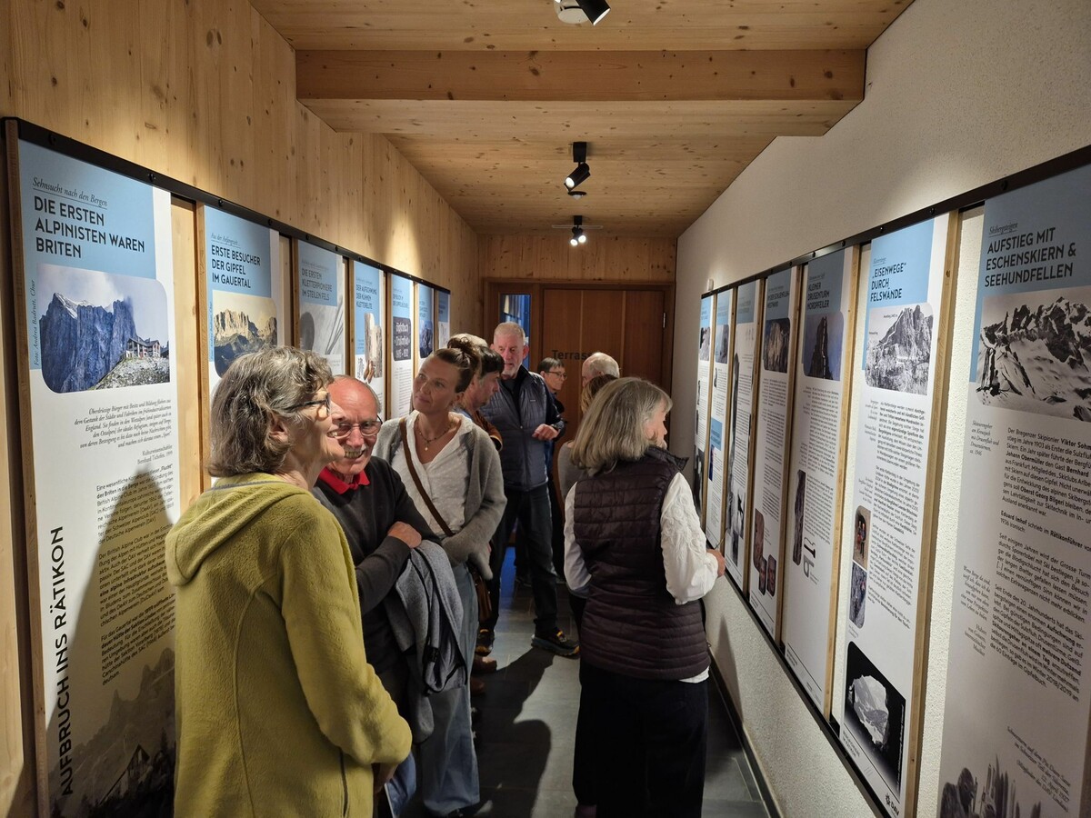 Die Ausstellung im Eingangsbereich der Lindauer Hütte wurde zur Eröffnung mit regem Interesse besucht.⇒Eck