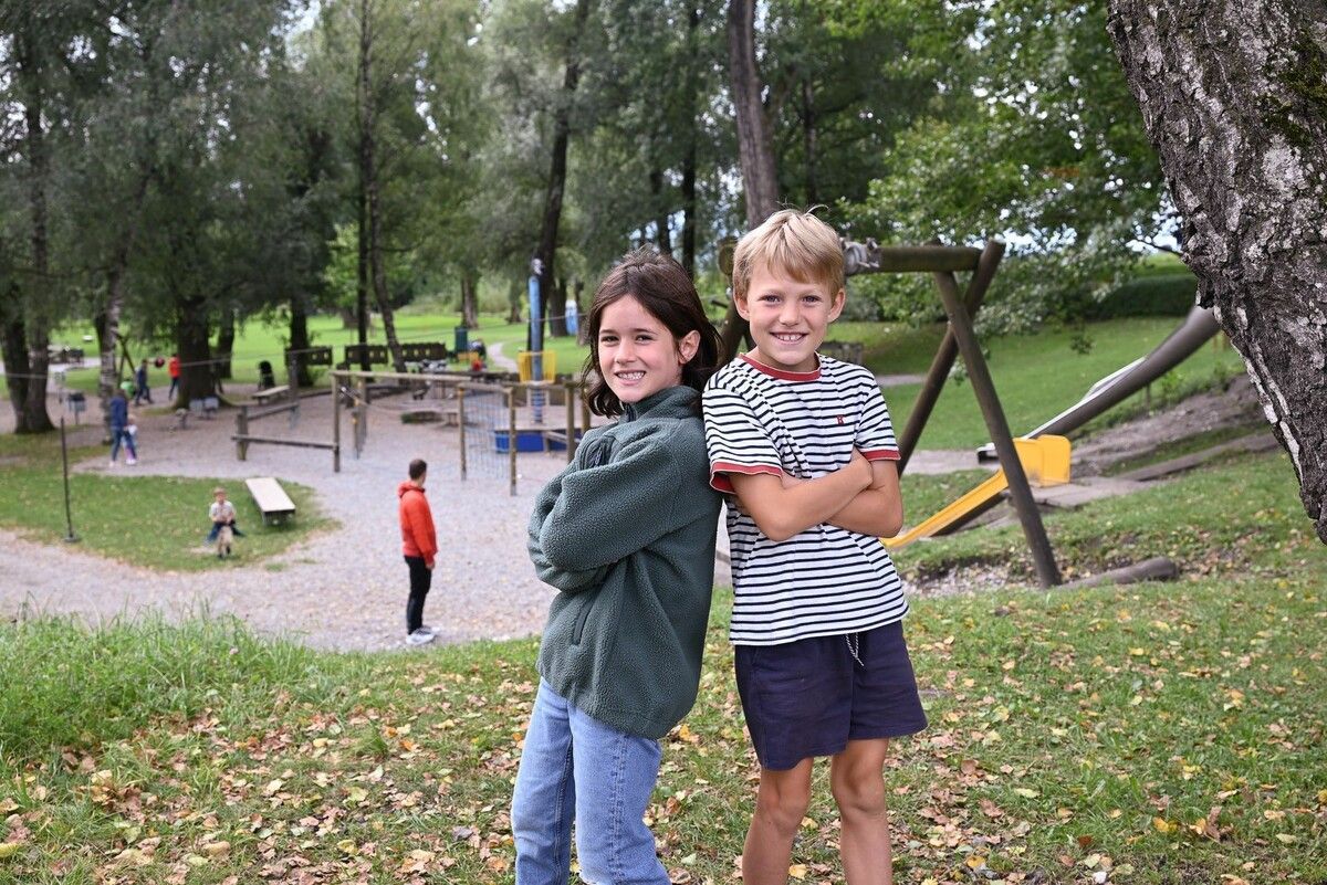 Die beiden Spielplatz-Experten Samuel und Konstantin nehmen den Wiesenrain-Spielplatz genau unter die Lupe und testen alle Spielgeräte.⇒Bvs (5)