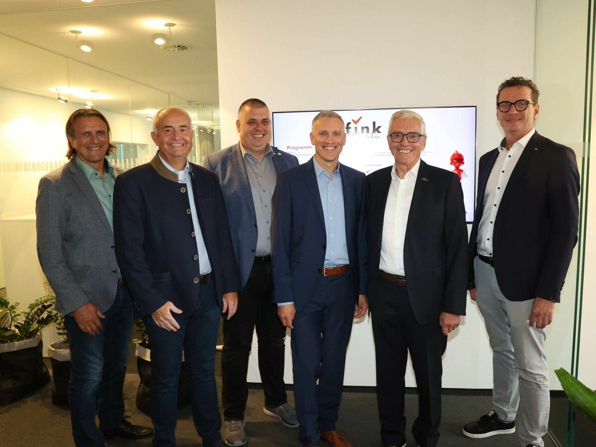 Die Bürgermeister Gerd Hölzl, Manfred Böhmwalder und Daniel Schuster, GF Stefan Fink, Gründer Kurt Fink und Bgm. Markus Giesinger.⇒AME