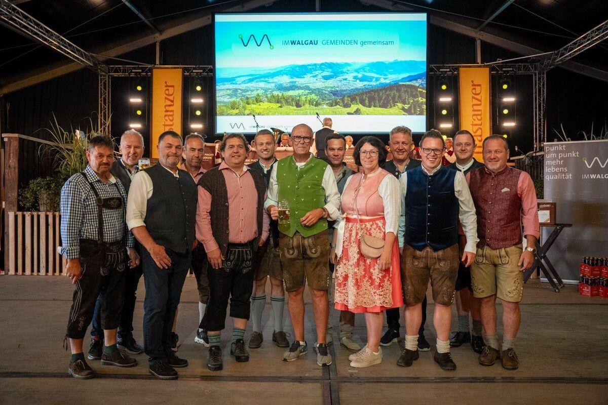 Die Bürgermeisterinnen und Bürgermeister der 14 Walgau-Gemeinden gemeinsam auf der Bühne – gelebte regionale Zusammenarbeit im Zeichen der Gemeinschaft.