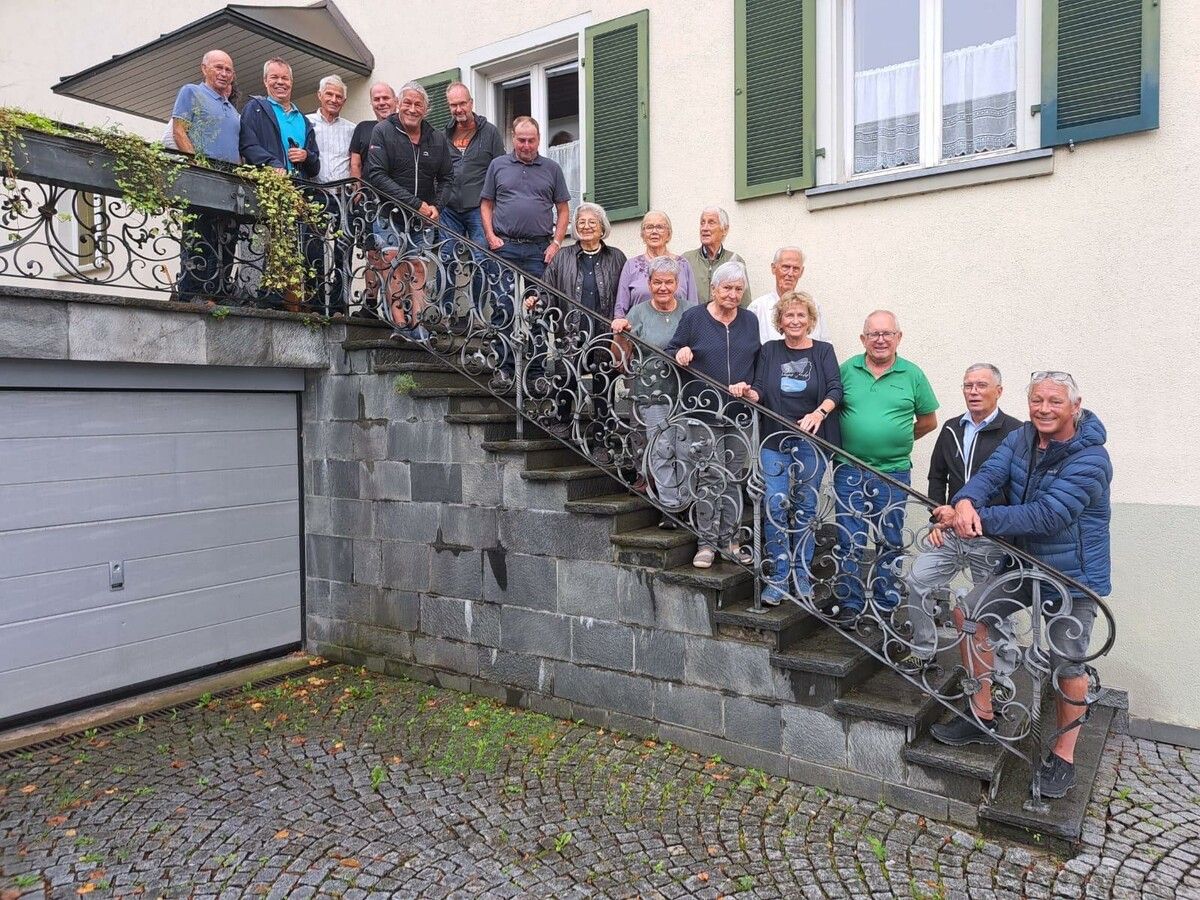 Die ehemaligen Mitarbeiter der Marktgemeinde Rankweil vor dem Gasthof Engel. ⇒vn/tk