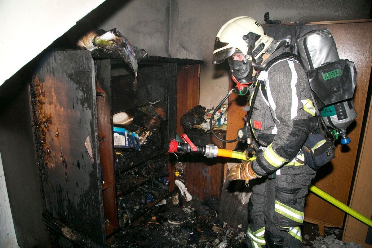 Die Feuerwehr drang mit Atemschutzgeräten in den Kellerbereich vor und konnte den Brand rasch löschen.⇒d. mathis