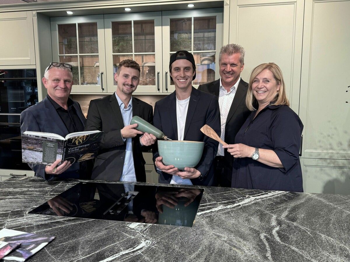 Die Geschäftsführer Günther und Stefan Schwab mit Birgit, Lukas und Patrik bei der großen Jubiläumsfeier. ⇒Sigrid Juen