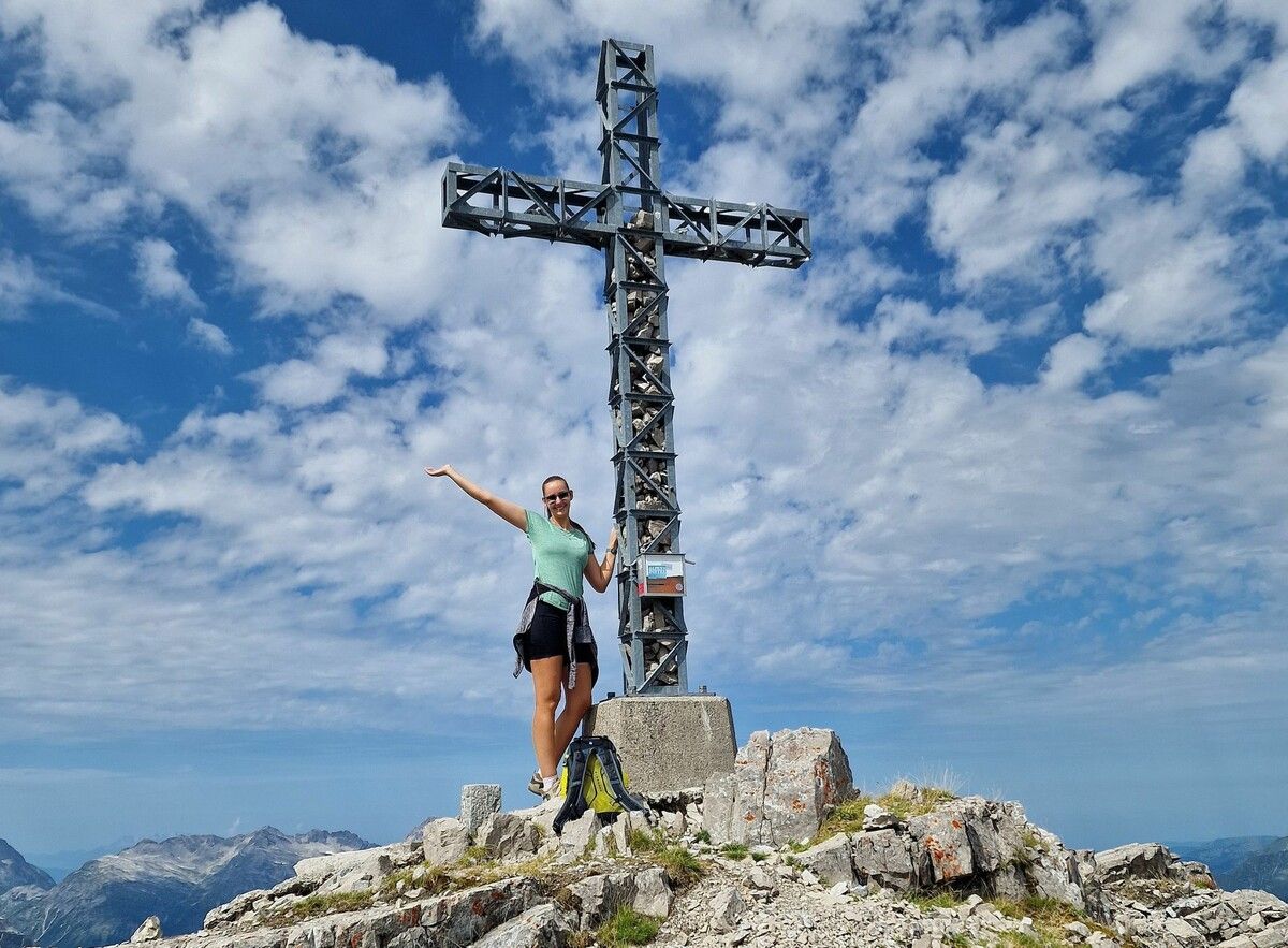 Die Gipfelstürmerin auf der Rüfispitze. Wandern zählt zu Stefanies Freizeitbeschäftigungen. ⇒HRJ (2) , Gassner, GFL