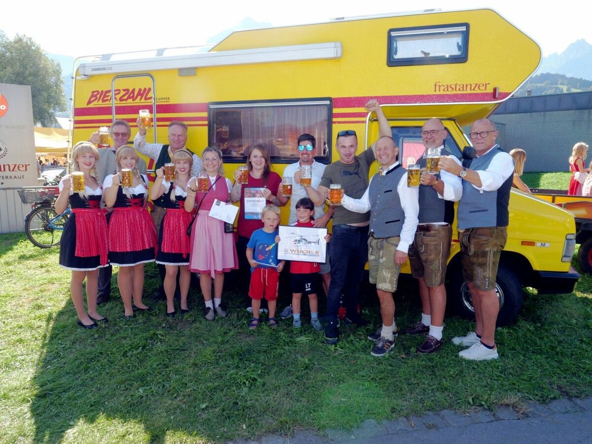 Die glücklichen Gewinner der Bierzahl!-Verlosung werden gefeiert.