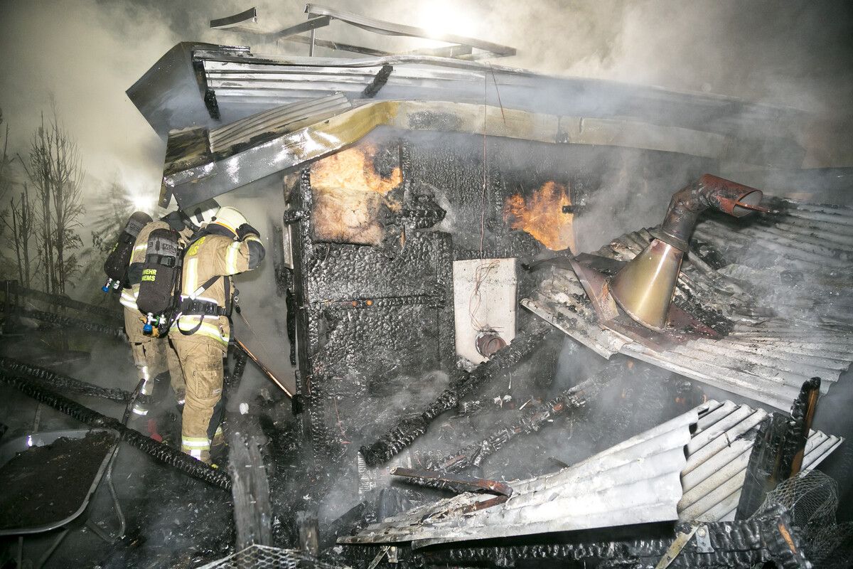 Die Hütte wurde durch die Flammen völlig zerstört, Gasflaschen mussten in Sicherheit gebracht werden.⇒d. mathis