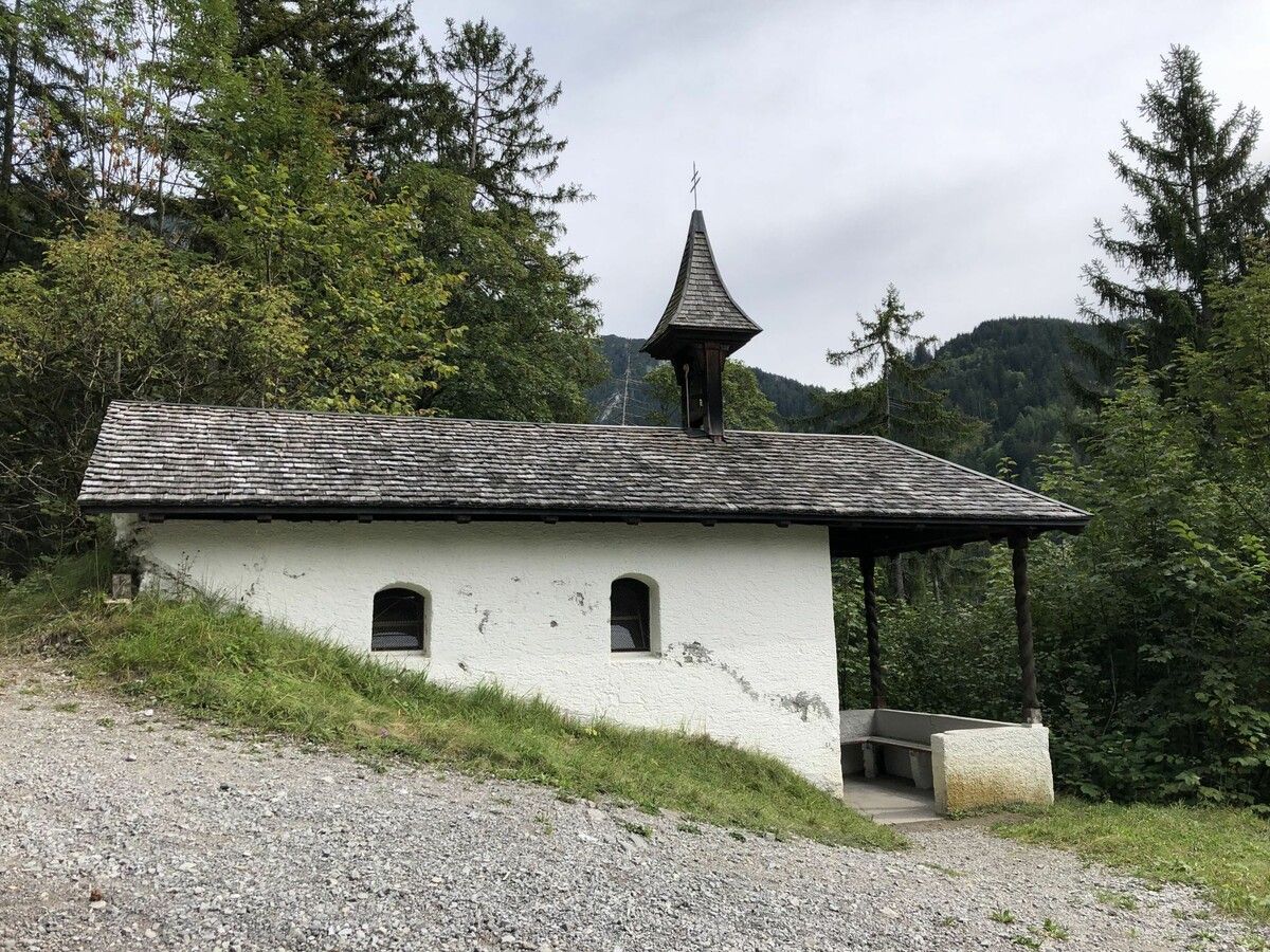 Die Kapelle steht hoch über dem Galgentobel auf einem Geländevorsprung. ⇒Otto Schwald