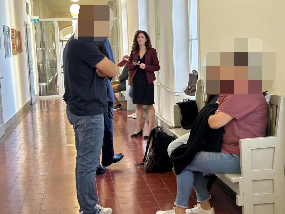 Die klagende Familie und weitere Prozessbeteiligte vor dem Verhandlungssaal in Feldkirch. ⇒vn/gs (2)