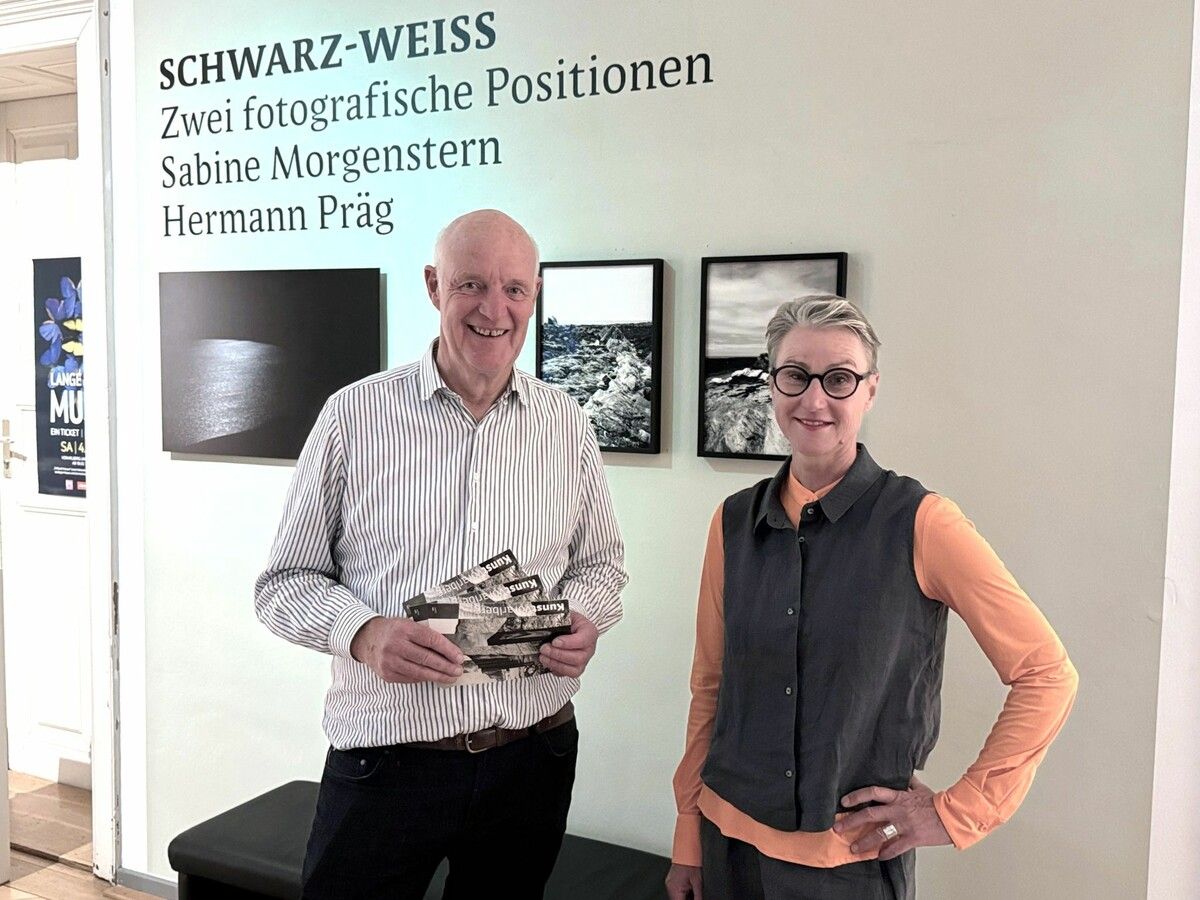 Die Künstler Hermann Präg und Sabine Morgenstern vor der Ausstellungseröffnung in der Villa Claudia.⇒SiE