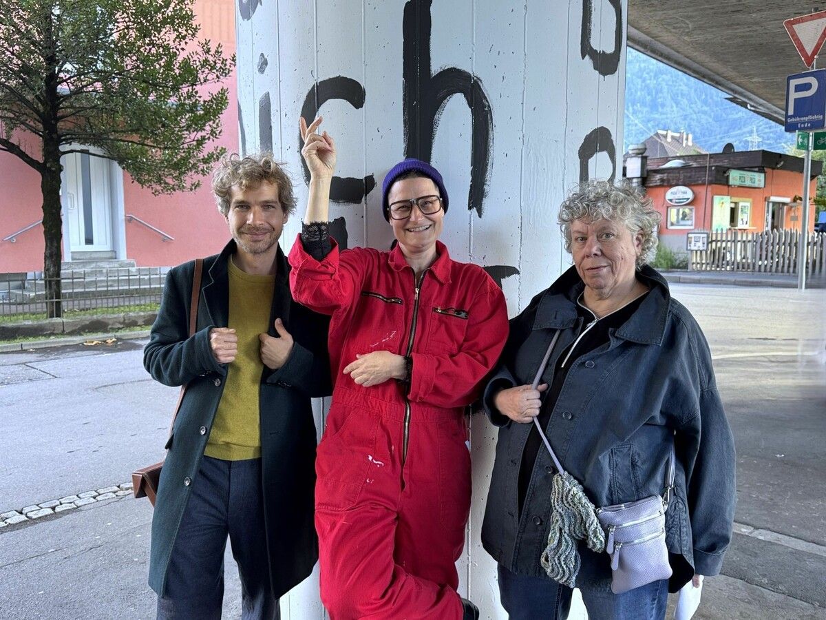 Die Künstler Lorenz Helfer, Christine Lederer und Judith Batlogg bei der Vernissage des Projekts „Betonsonne – Kunst unter der Brücke“ in Bludenz.⇒Sigrid Juen