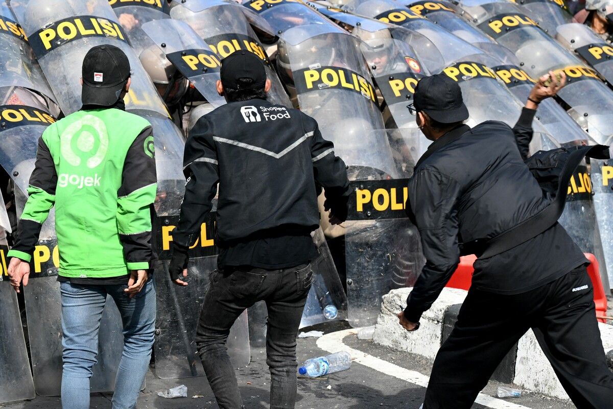 Die landesweiten Proteste in Indonesien gegen Privilegien von Abgeordneten haben inzwischen auch die Insel Bali erreicht - und Sorgen vor Unruhen in der Urlaubsregion ausgelöst.
