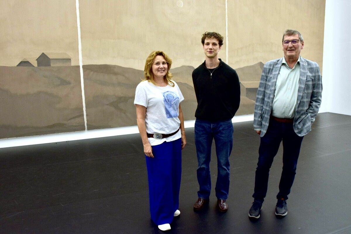Die Leiterin des Künstlerischen Betriebsbüros allerArt Bludenz, Andrea Bickel mit Künstler Emmanuel Troy aus dem Bregenzerwald und dem Obmann des Vereins allerArt Bludenz, Wolfgang Maurer. ⇒SCO