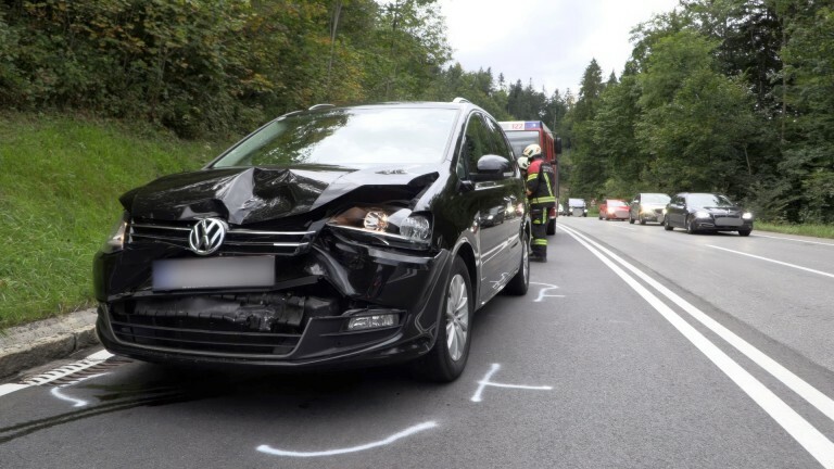 Die Lenkerin dieses Pkw konnte ihr Fahrzeug nicht mehr rechtzeitig anhalten und fuhr gegen einen Wagen vor ihr auf. ⇒vol.at