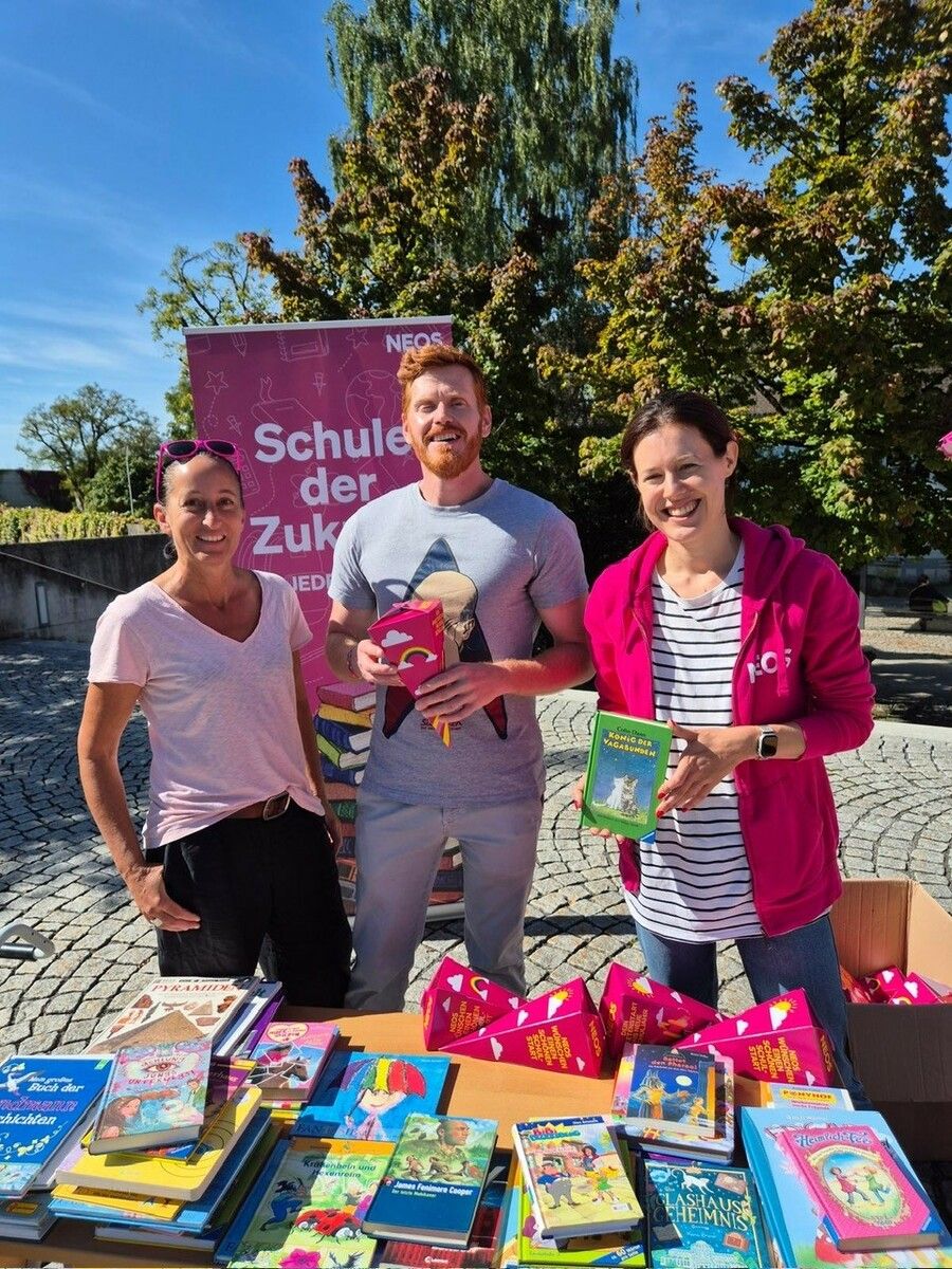Die Neos-Vertreter in Aktion am Hörbranzer Wochenmarkt (v. l.): Heide-Maria Jäger, Dominik Greissing und Parteiobfrau Claudia Gamon.⇒vn