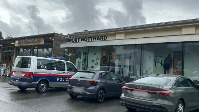Die Polizei bei den Ermittlungen am Tatort in Hittisau.⇒vol/mayer