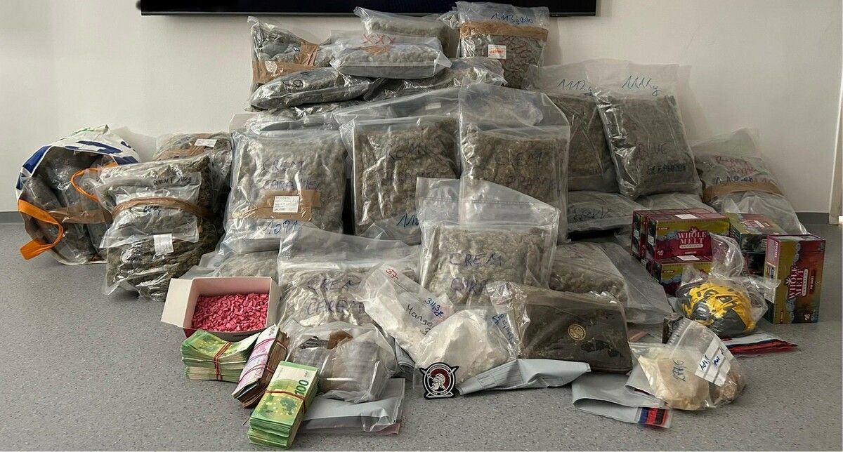 Die Polizei stellte jede Menge Drogen und Bargeld sicher.⇒APA