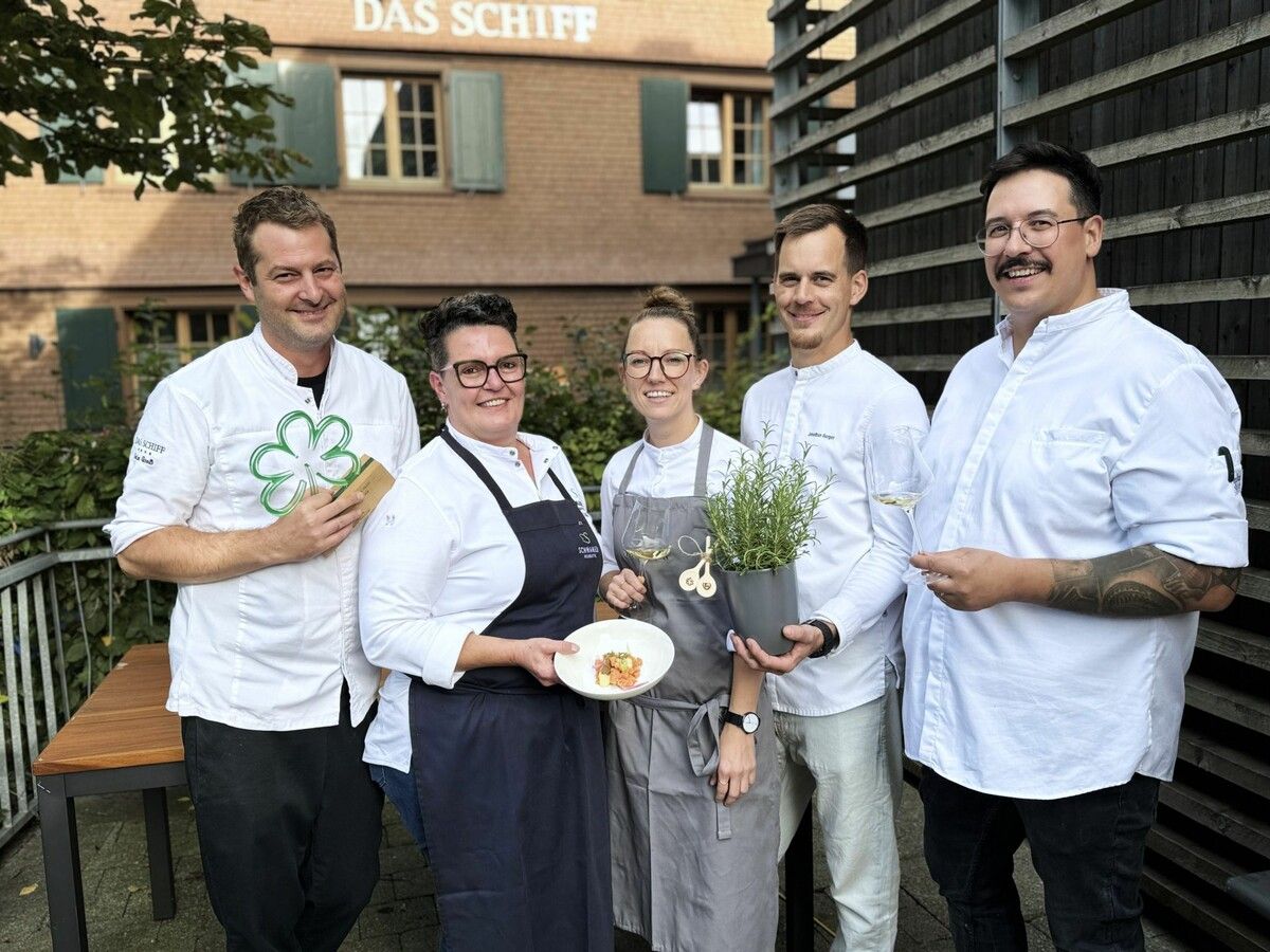 Die prämierten Köche und Köchinnen Felix Groß, Franziska Hiller, Raphaela Wirrer, Jonathan Burger und Michael Garcia-Lopez bei der Küchenparty.⇒Sigrid Juen