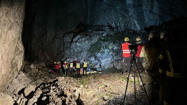 Die Rettungskräfte verschafften sich über Nebenwege und mit Unterstützung der Bergrettung Zugang zum Bachbett.⇒vlach