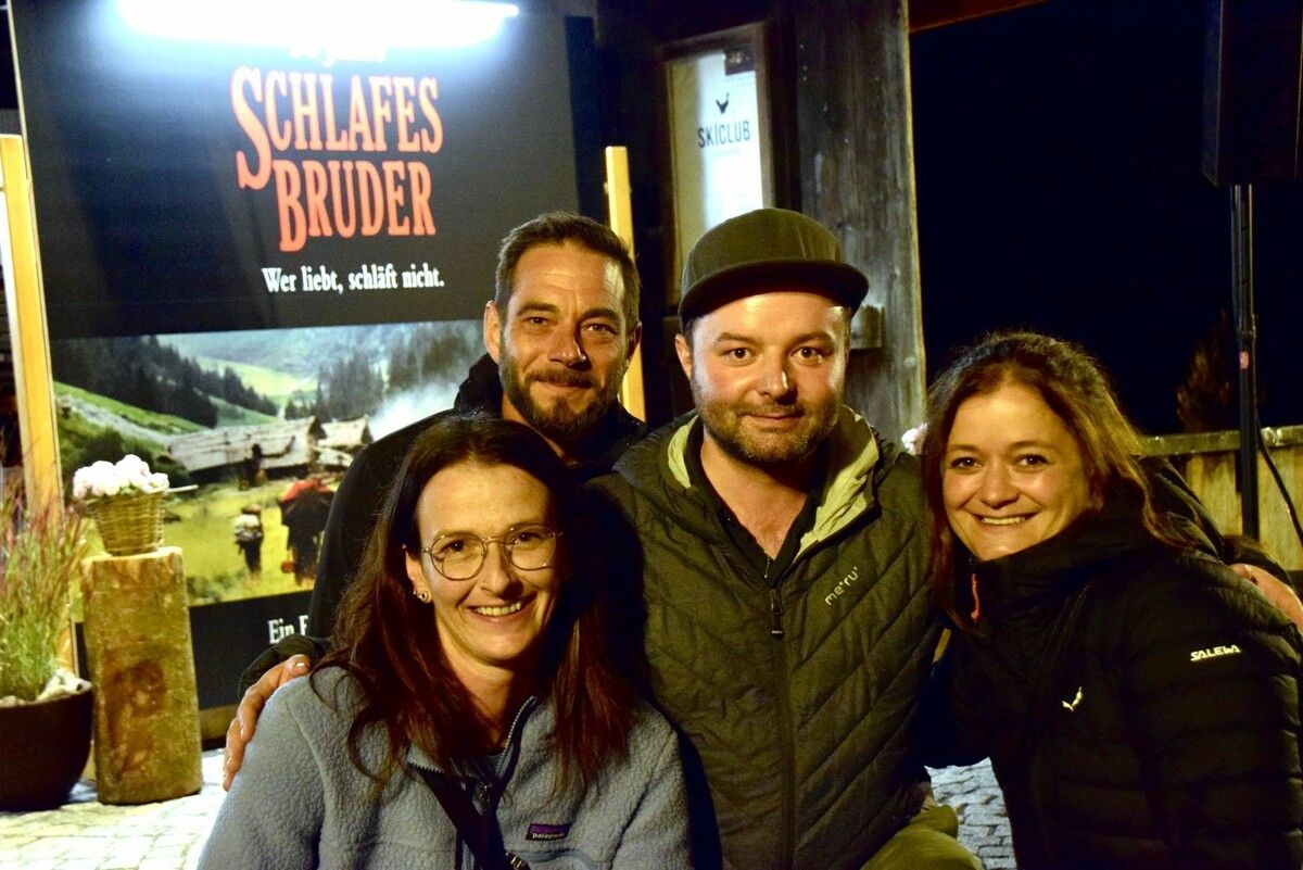 Die Schlafes Bruder-Komparsen Sabrina Patter-Thöny, Daniel Lins, Sebastian Rudigier und Martina Wittwer beim Erinnerungsabend vor der Tanzlaube.⇒Gerhard Scopoli