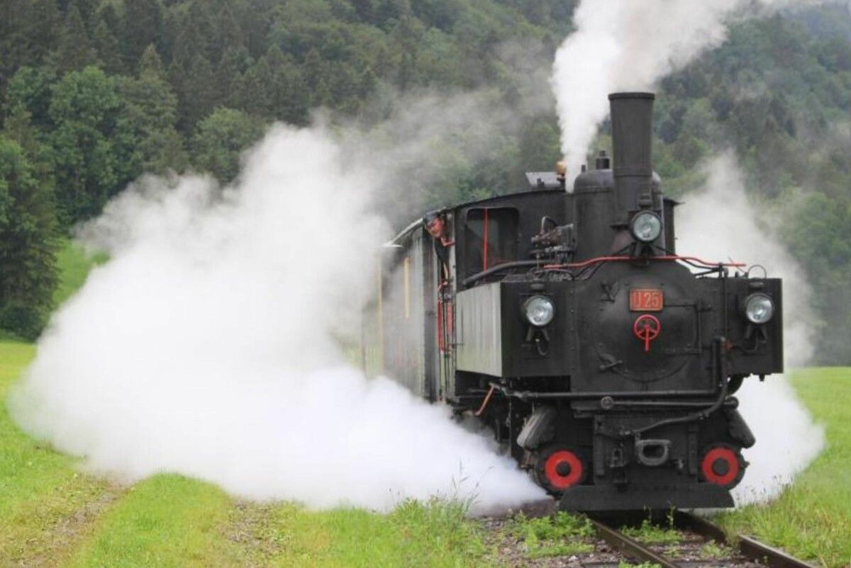 Die U 25, die 1902 schon den Eröffnungszug von Bregenz nach Bezau zog, macht auch 123 Jahre später zum 40-Jahr-Jubiläum der Museumsbahn noch ganz schön Dampf. ⇒stp (3)