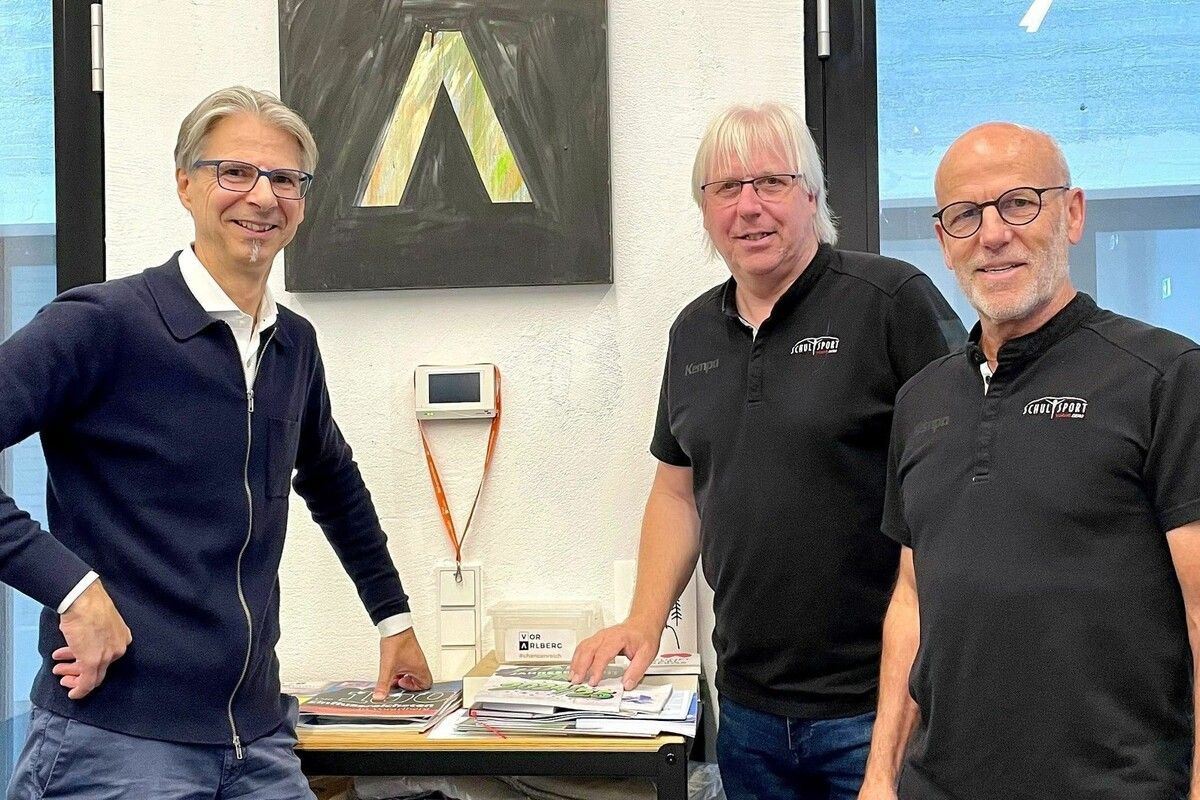 Die Verantwortlichen des Vorarlberger Schulsports, Conny Berchtold und Christoph Neyer, mit Alexander Kappaurer (r.).⇒CTH