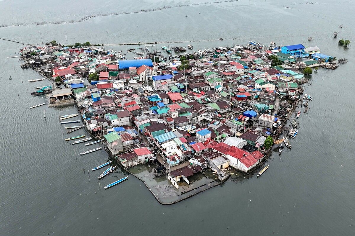 Diese Luftaufnahme zeigt enge Häuser auf der Insel Pugad in Hagonoy, Bulacan. Der Meeresspiegel auf den Philippinen steigt dreimal schneller als im globalen Durchschnitt, das könnte sich noch beschleunigen.
