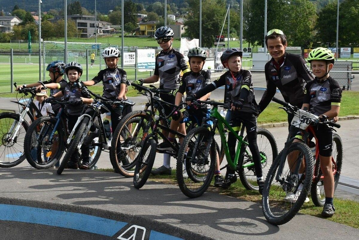 Dominik Schmidt, David Böhler, Emily Hofer, Linda Tessadri, Jonathan Hofer, Moritz Egger und Samy Tessadri mit Trainer Manuel Hofer vor der neuen Pumptrack-Anlage. ⇒SIB (3)