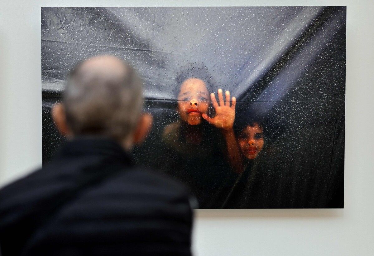 Ein Besucher betrachtet ein Bild eines anonymen UNRWA-Fotografen, das bei der Ausstellung „Gaza Through Their Eyes“ in Madrid gezeigt wird. AFP (5)