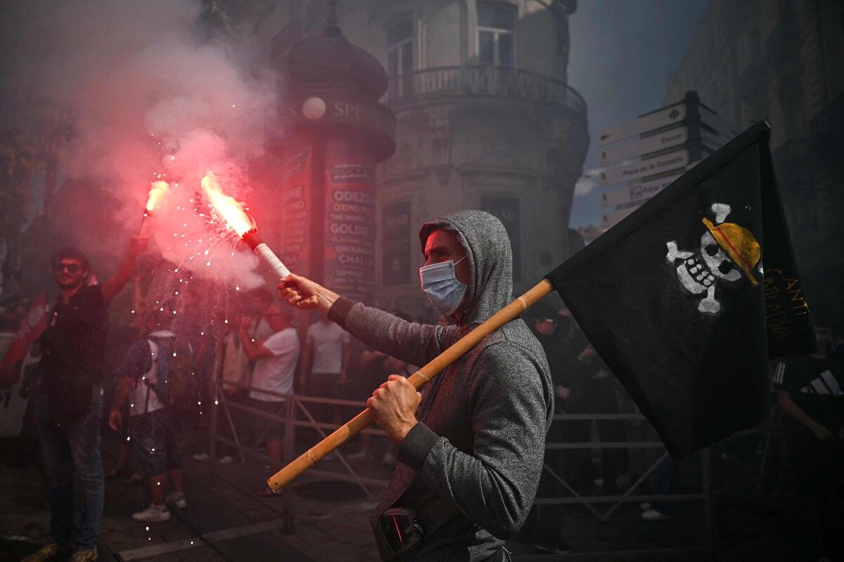 Ein Demonstrant hält eine Rauchfackel und schwenkt eine Piratenflagge bei den „Bloquons tout“-Protesten in Montpellier, die gegen die Regierung gerichtet sind. afp (5)