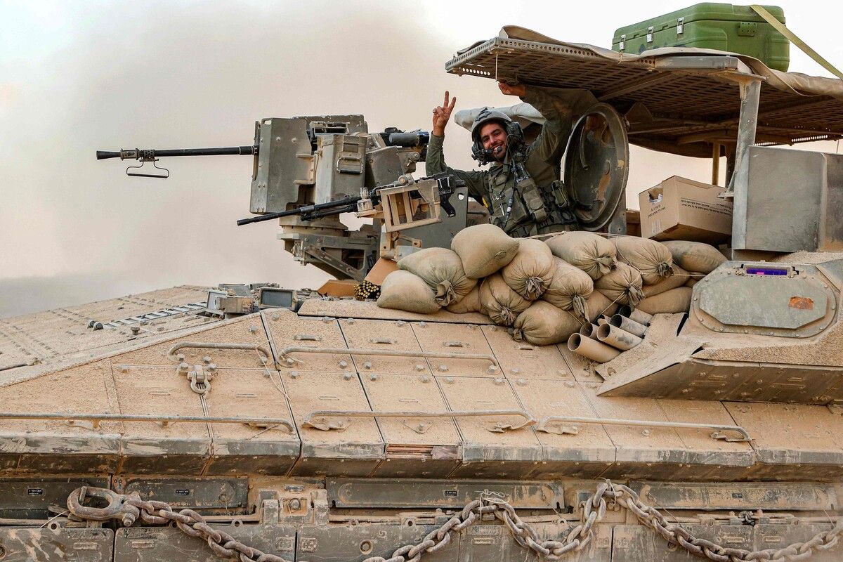 Ein israelischer Soldat bedient einen Geschützturm in einem Schützenpanzer an der Grenze zum Gazastreifen, während das Militär eine Großoffensive auf Gaza-Stadt vorbereitet. afp (5)
