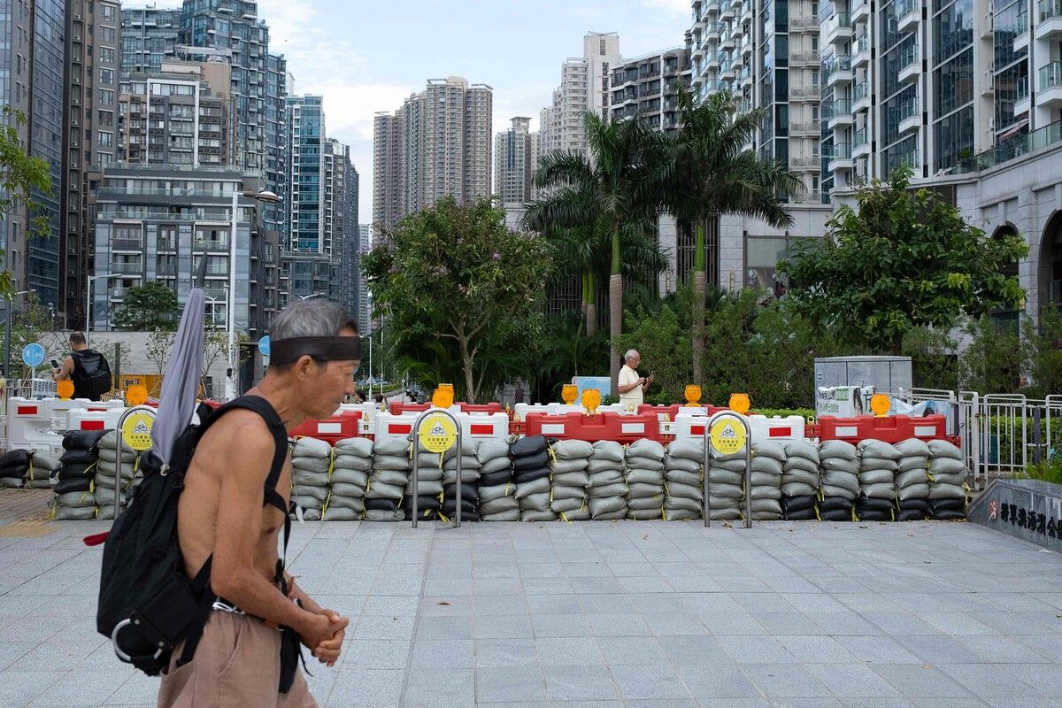 Ein Mann geht in Hongkong an Sandsäcken vorbei, die zum Schutz vor Hochwasser aufgestapelt wurden, während sich der Supertaifun Ragasa näherte.⇒AFP