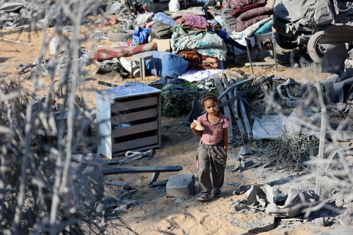 Ein palästinensisches Kind geht durch zerstörte Zelte im Rimal-Viertel von Gaza-Stadt nach einem nächtlichen israelischen Angriff. AFP (5)
