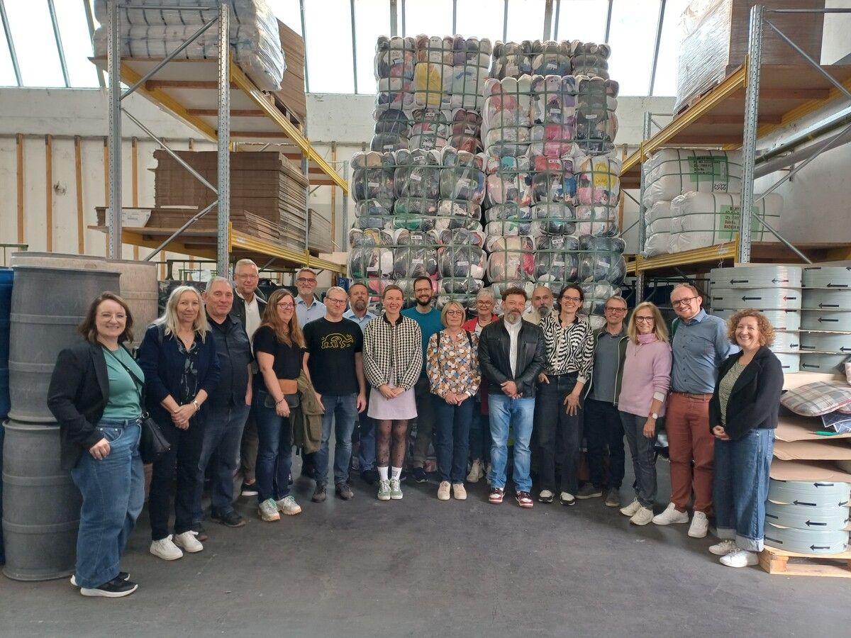Eine Delegation der Caritas Baden-Württemberg besuchte das Kleidersortierwerk carla Tex in Hohenems. ⇒Caritas