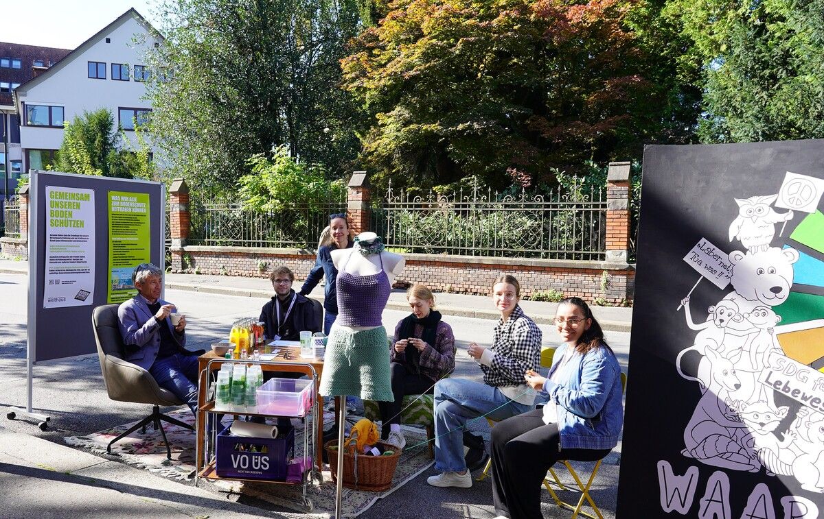 Eine Parking-Day-Aktion vor dem Wirkraum in der Bahhnhofstraße. ⇒Caritas