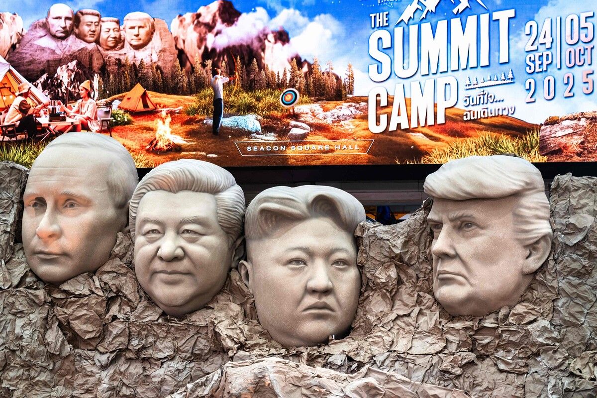 Eine Parodie der Mount-Rushmore-Skulptur zeigt die Gesichter von Wladimir Putin, Chinas Xi Jinping, Nordkoreas Kim Jong-un und von Donald Trump bei einem Event in einem Einkaufszentrum in Bangkok. AFP