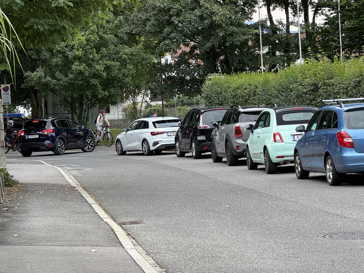 Eine regelrechte Blechlawine rollte heute Früh beim BG Blumenstraße. ⇒VDS