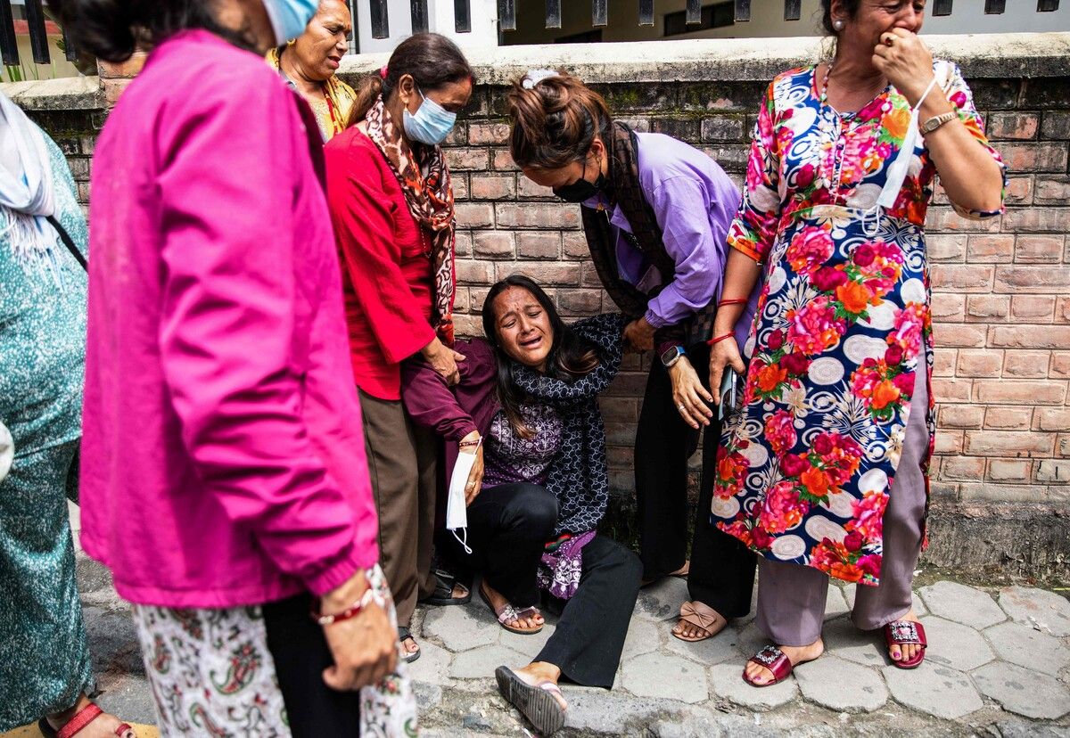 Eine trauernde Angehörige wartet vor einem Krankenhaus in Kathmandu, nachdem blutige Proteste gegen Korruption das Land ins Chaos stürzten.