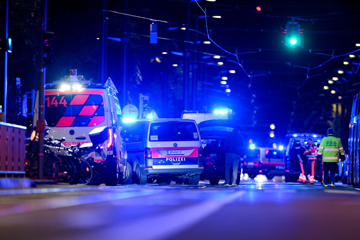 Einsatzfahrzeuge vor dem Mehrparteienhaus am Dienstagabend.⇒APA/SLOVENCIK