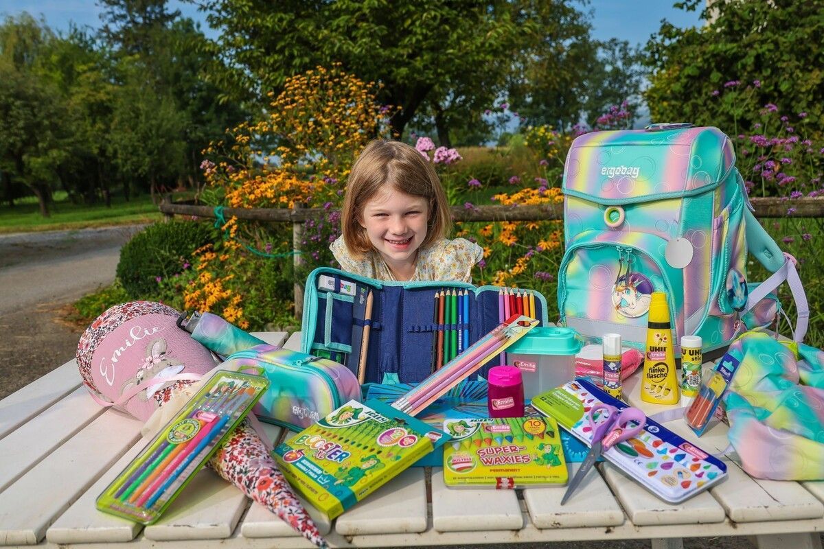 Emilie Wohlgenannt (6) aus Dornbirn ist mit Schultasche, gefüllter Federschachtel, Malutensilien und Schultüte bereits bestens auf die Schule vorbereitet und freut sich schon darauf, was sie alles lernen wird.⇒VN/Steurer