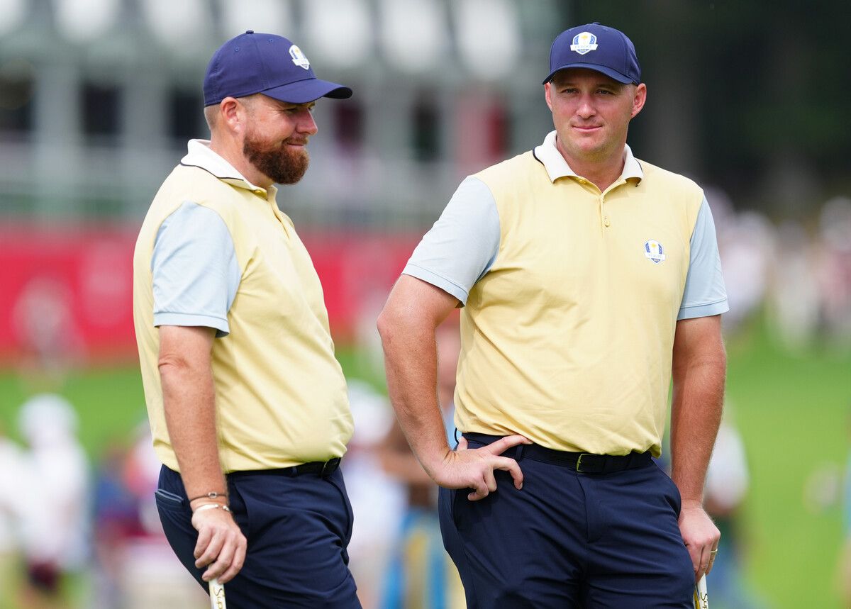 Erfahrungsaustausch zwischen Sepp Straka und Flightpartner Shane Lowry. ⇒GEPA