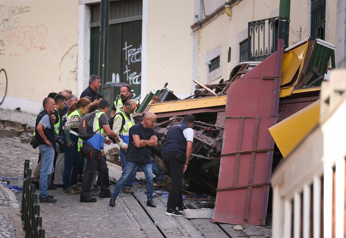 Ermittler suchen nach Ursachen: Beim Seilbahnunglück mit der Seilbahn „Elevador da Gloria“ in Lissabon starben 16 Menschen, 21 wurden teils schwer verletzt. ⇒afp