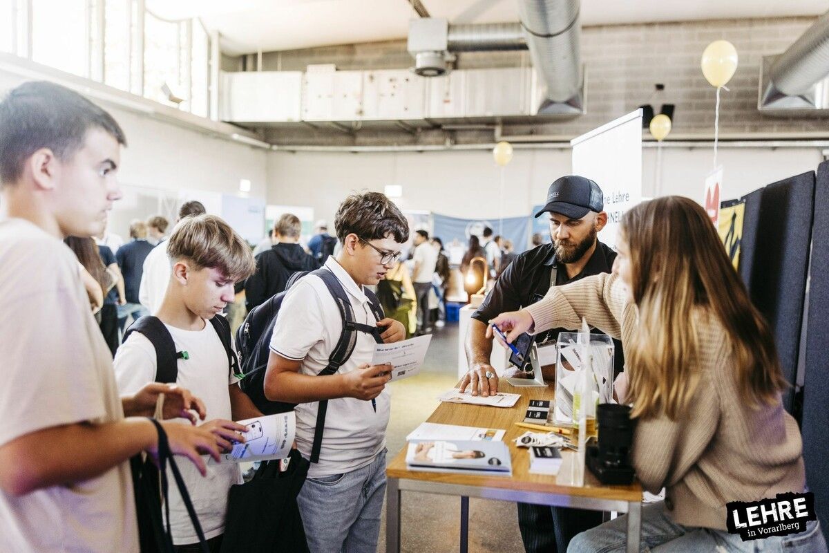 Erste Einblicke ins Berufsleben: Schüler und Schüler informieren sich direkt am Stand des Lehrbetriebs.⇒Frederick Sams