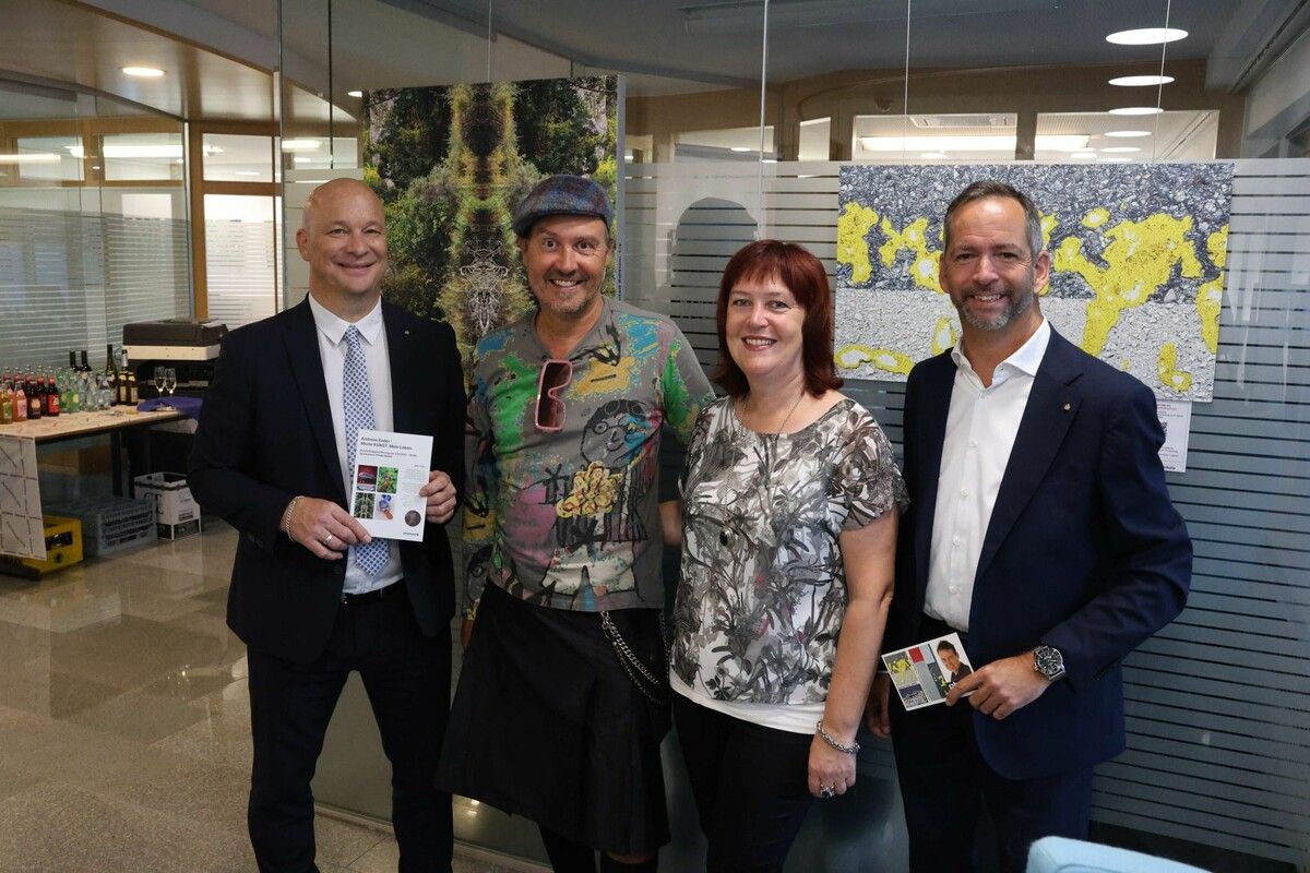 Filialleiter Jürgen Schneider, Künstler Andreas Ender, Organisatorin Carmen Rabensteiner und Bereichsleiter Frank Schleinitz.⇒Arno Meusburger