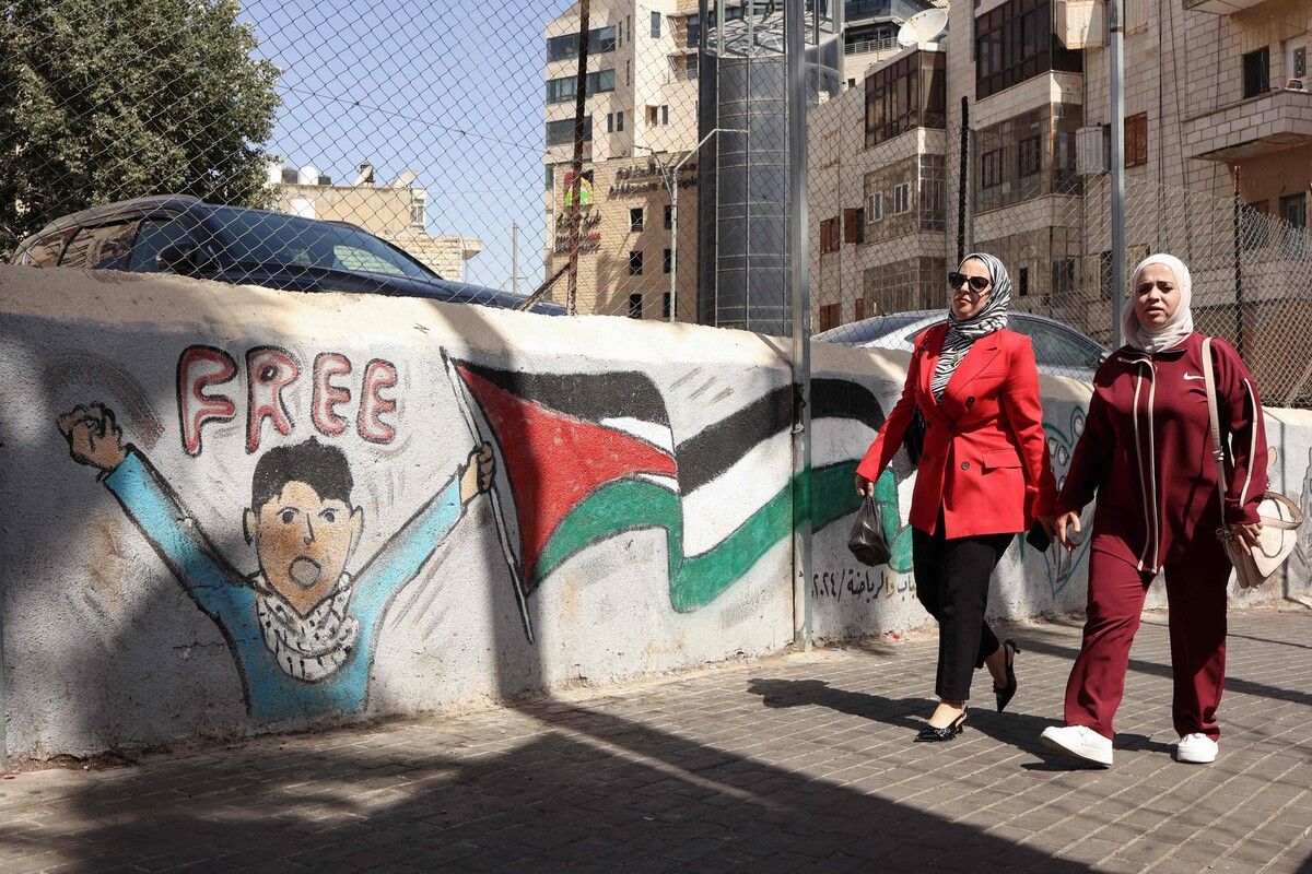 Frauen in Ramallah gehen an einem Graffiti mit Palästina-Flagge und dem Wort „free“ vorbei – einen Tag nach der geplanten Anerkennung Palästinas durch mehrere Länder. AFP (5)